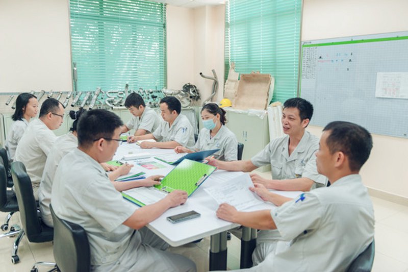 在当今数字化时代，网络科技公司的崛起已成为不可阻挡的趋势。今天，我们通过对比分析两家知名的网络科技公司——阿里巴巴与腾讯，在多个维度上探讨它们的发展策略、市场占有率以及未来前景。